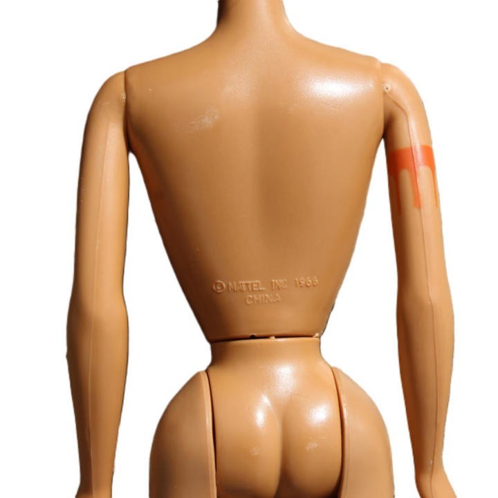 Poupée mannequin Pocahontas,vintage, gros plan du dos