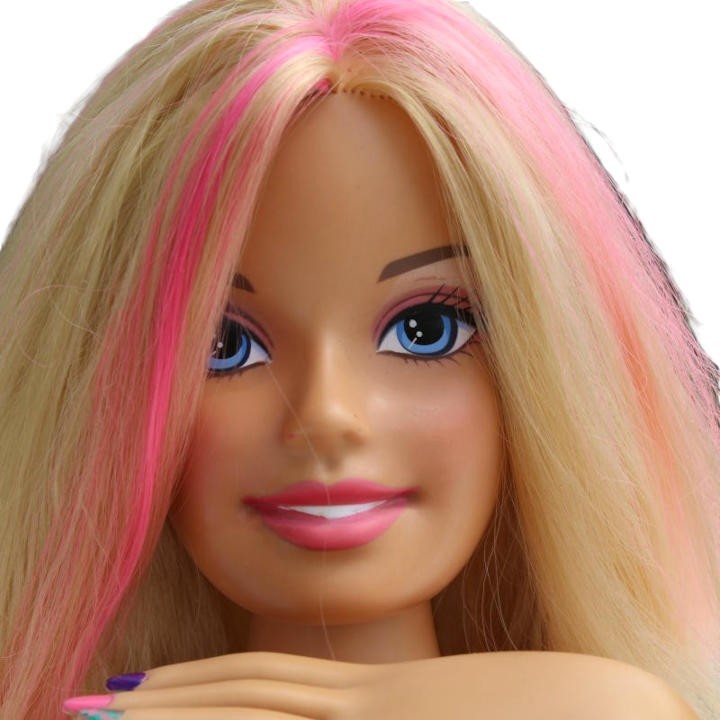 gros plan tête à coiffer blonde mèche rose, Just Play